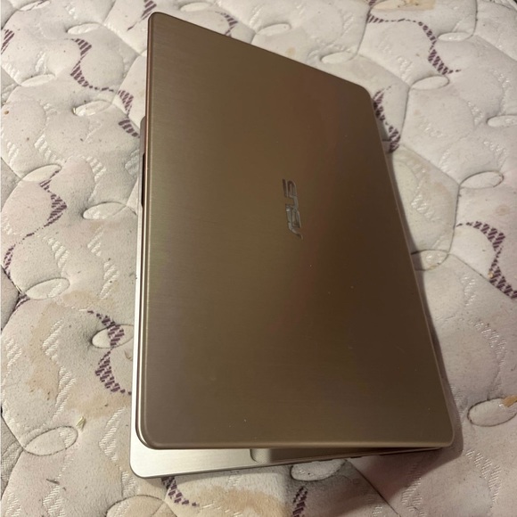2020 ASUS Vivobook Notebook Laptop - Picture 6 of 7